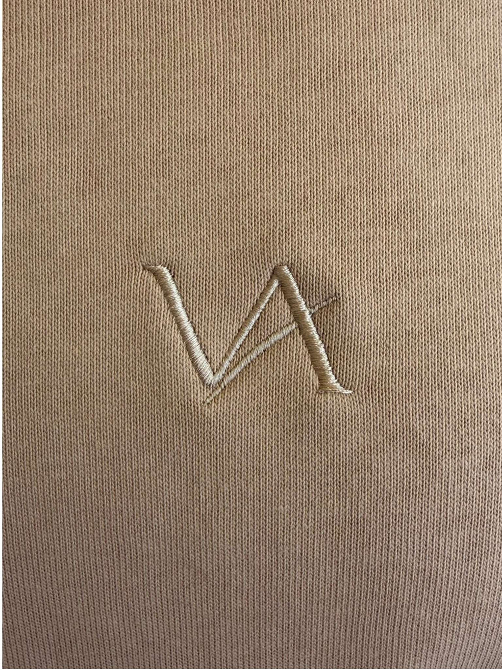 Detalle logo VA bordado en pecho de sudadera premium