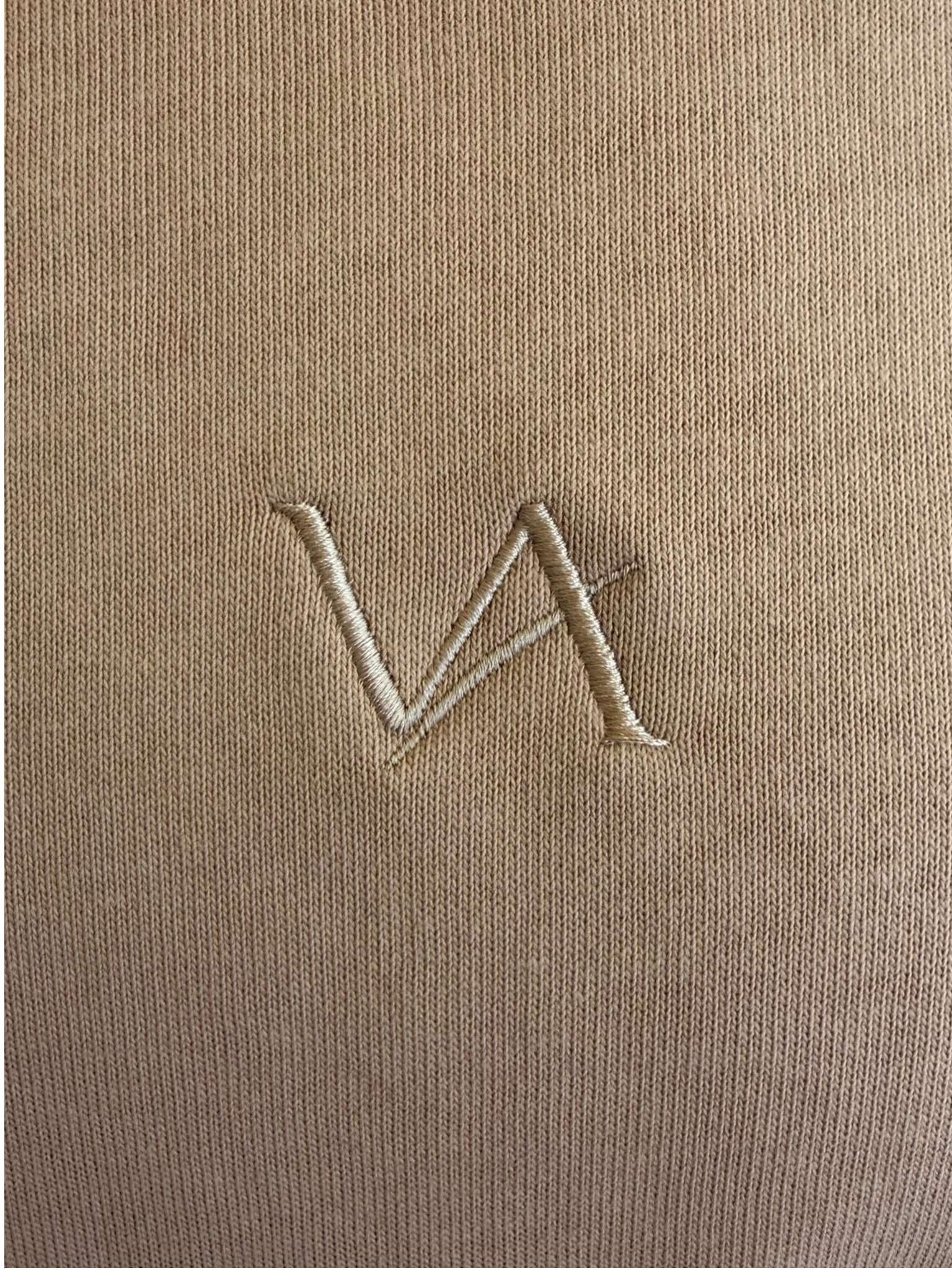 Detalle logo VA bordado en pecho de sudadera premium