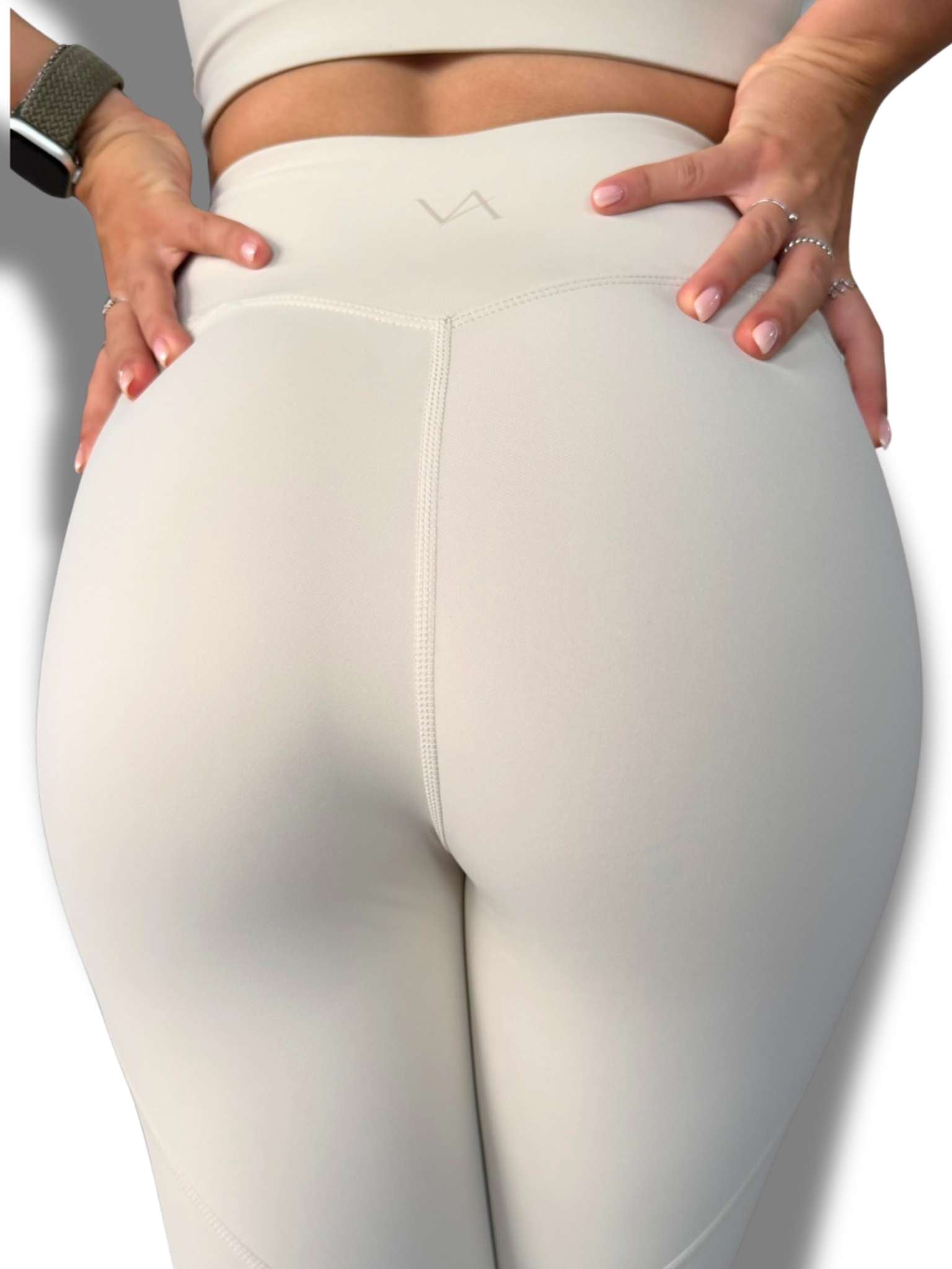 Detalle costura trasera efecto glúteo legging VA Pearl Champagne