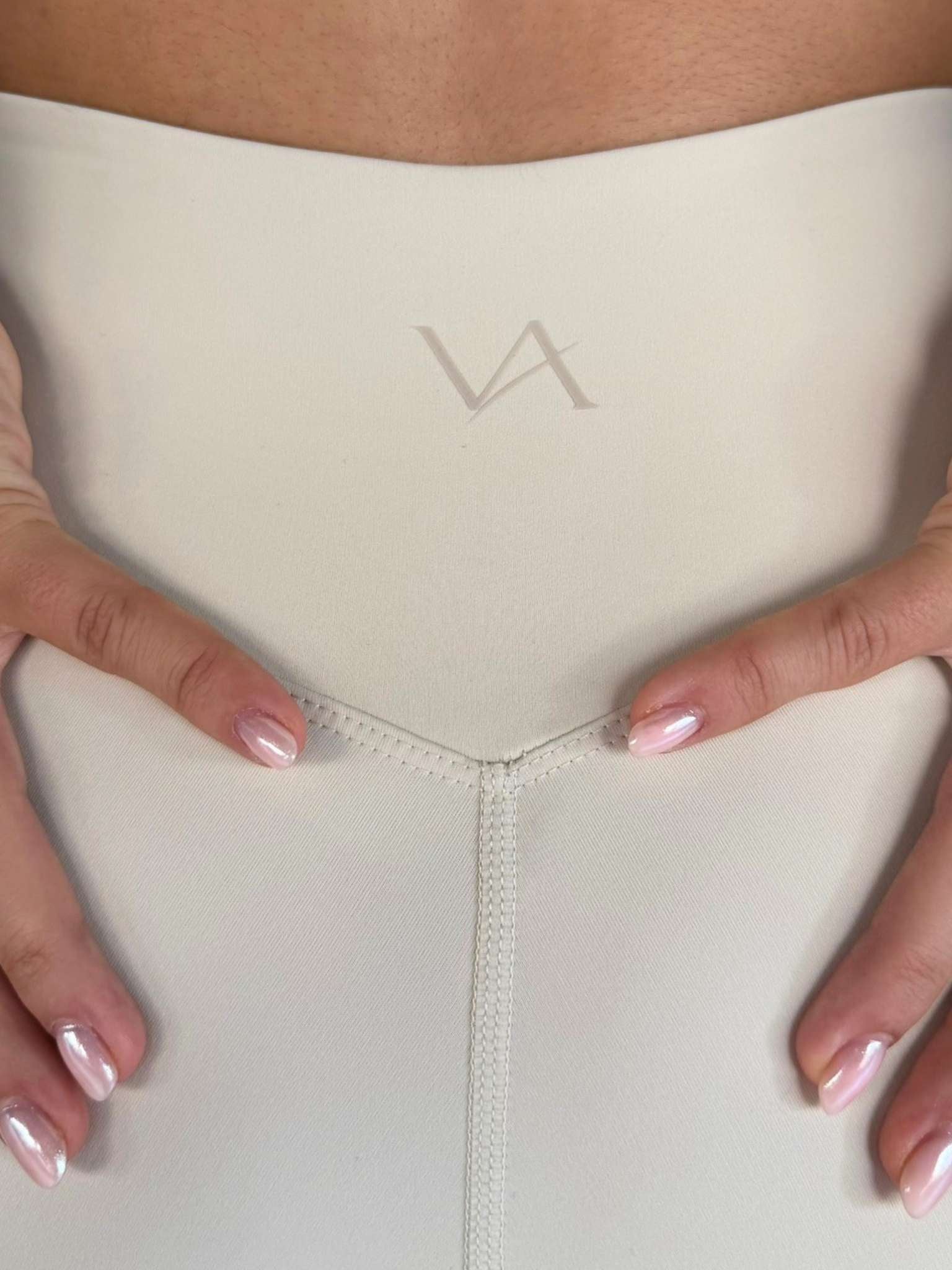 Legging VA color Pearl Champagne, detalle costura central
