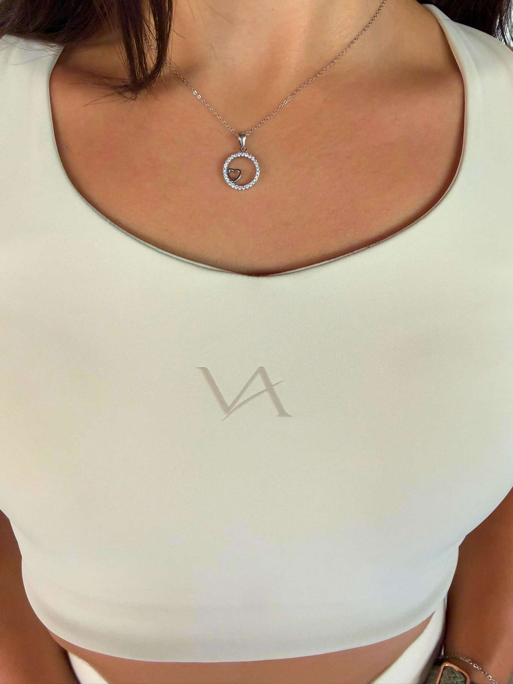 Top deportivo mujer VA, detalle escote y joyería, estilo minimalista